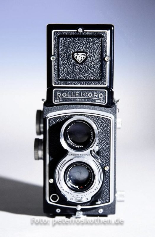 Mittelformat Kamera Rolleicord 6x6. Durch die obere Linseschaut man, die untere macht die Aufnahme. Für die Kamera benötigt man Rollfilme 120. 