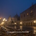 Markusplatz am frühen Morgen bei leichtem Nebel - Dogenpalast Palazzo Ducale
