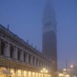 Campanile di San Marco am Morgen bei Nebel