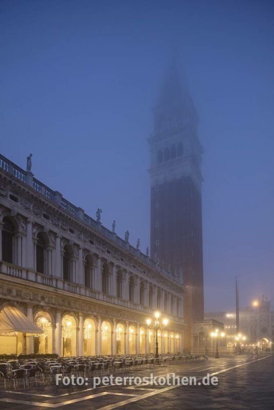 Campanile di San Marco am Morgen bei Nebel