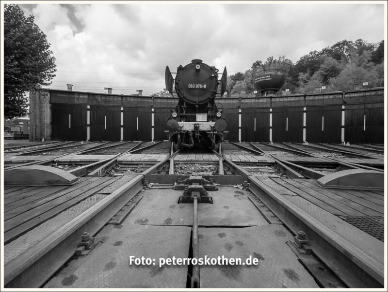 Lokschuppen mit Lokomotive - Fine-Art-Bilder-Service - Beste Bildqualität drucken lassen