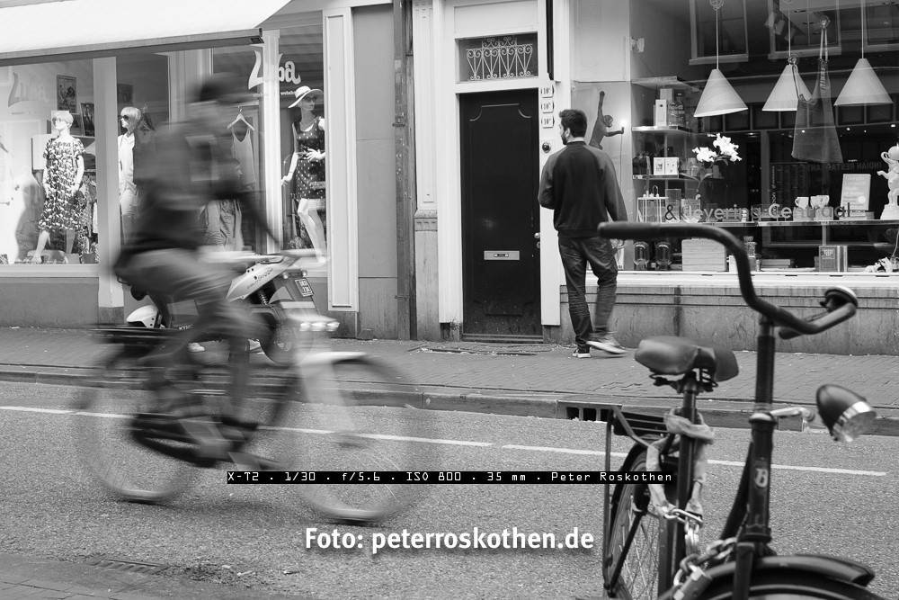 Der Fahrradfahrer zeigt eine Bewegungsunschärfe. Am Fokus kann es nicht liegen, denn die Straße unter ihm ist scharf.