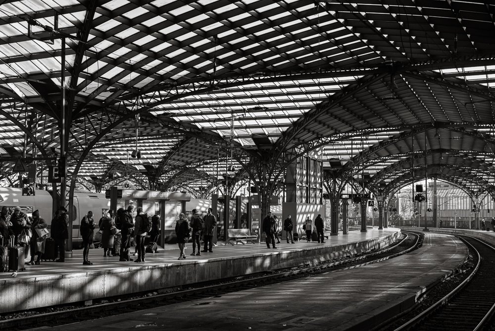 Bahnsteigüberdachung - Wie ein Spinnennetz - Der Kölner Hauptbahnhof- eine Fotoexkursion in Etappen - Stahl und Nieten