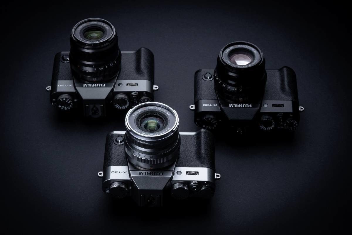 Die neue Fujifilm X-T30 in drei Farben, Silber, Anthrazit und schwarz - Test Fujifilm X-T30 DSLM - Video Details Vergleich