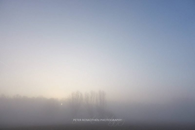Sonnenaufgang im Feld bei Nebel