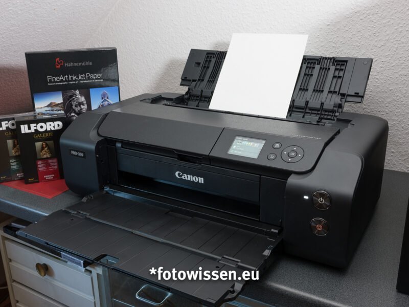 Der Canon imagePROGRAF PRO-300 in meinem Büro. Der Drucker benötigt hinter dem Gerät noch etwa 18-20cm Platz für das Einlegen des Papiers in den hinteren Schacht (auf dem Bild ist der vordere, obere Schacht zu sehen).