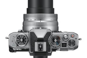 Nikon Z fc Oberseite mit DX 16-50 mm Objektiv