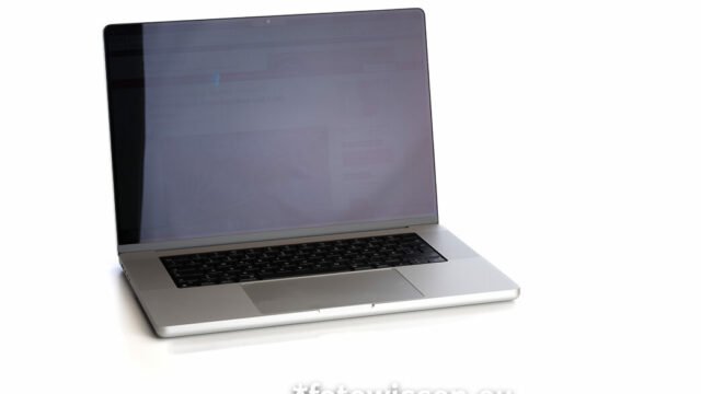 Das spiegelnde Display des MacBook Pro M1 Max 16 Zoll 2021