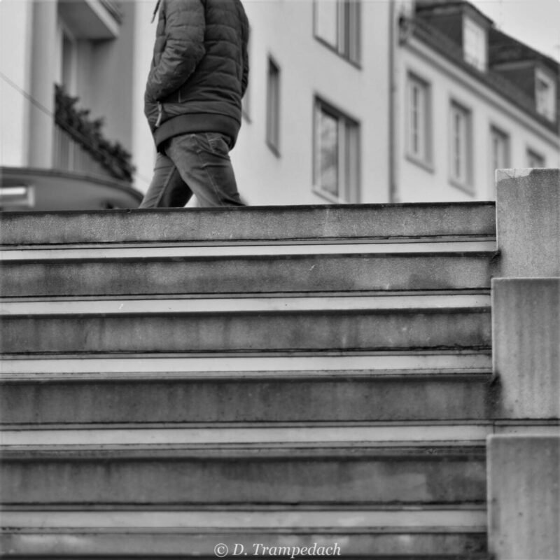 Treppe und Unbekannter - Street Photography Projekt 2022, Teil I.