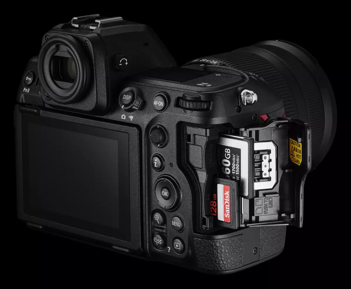 Nikon Z8 Karteneinschübe CFExpress und SD - Foto Nikon